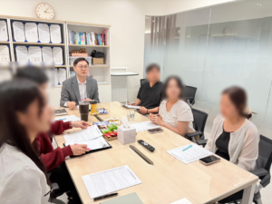 마약전문 배한진 변호사가 강남구중독관리통합지원센터에서 회의를 진행하고 있는 장면